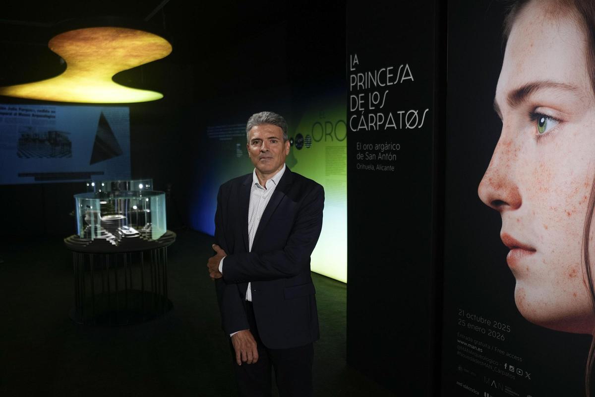 El arqueólogo del MARQ y comisario de la  exposición, Juan Antonio López Padilla
