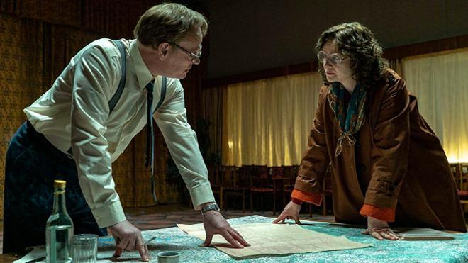 Jared Harris y Emily Watson en la serie 'Chernobyl' de HBO