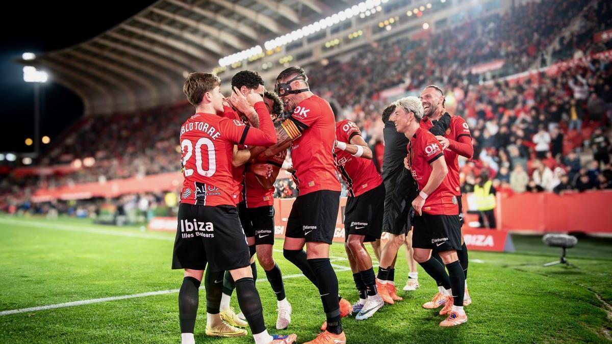 Varios futbolistas del Mallorca celebran el gol de Muriqi ante el Elche.