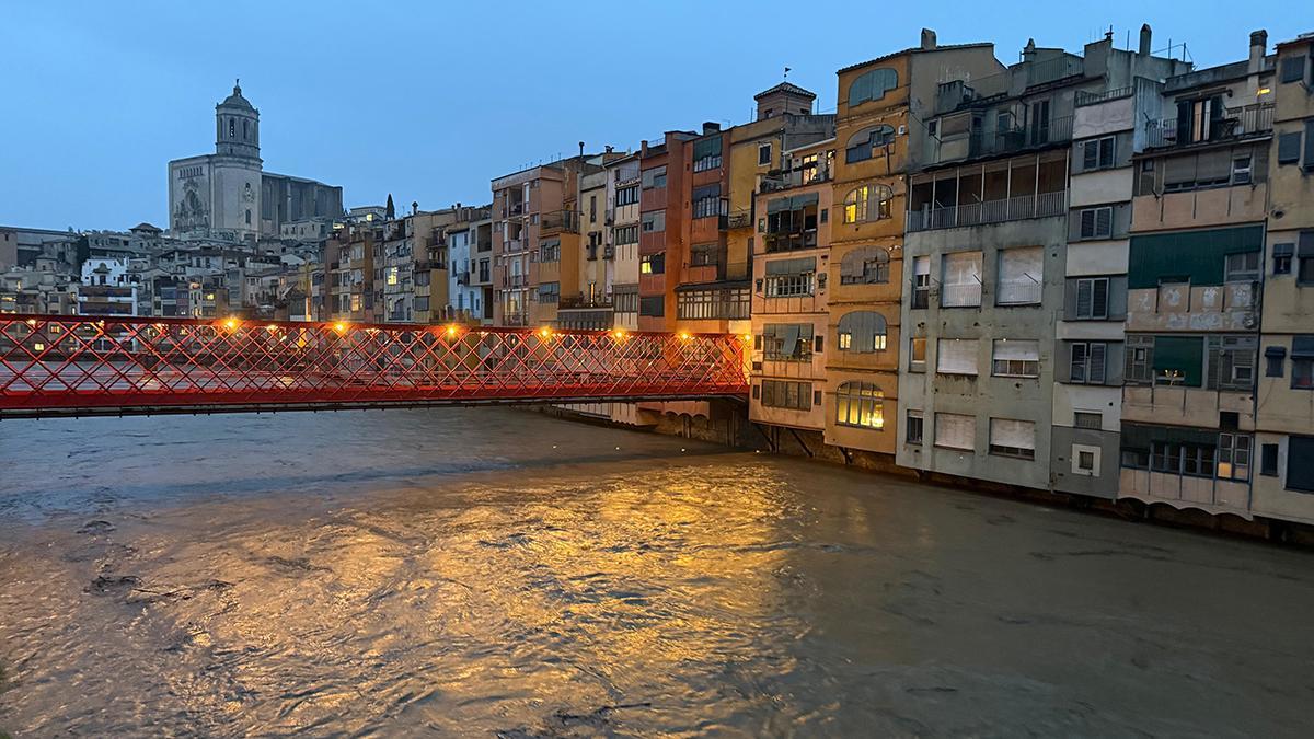 El río Onyar, muy cargado de agua a su paso por Girona