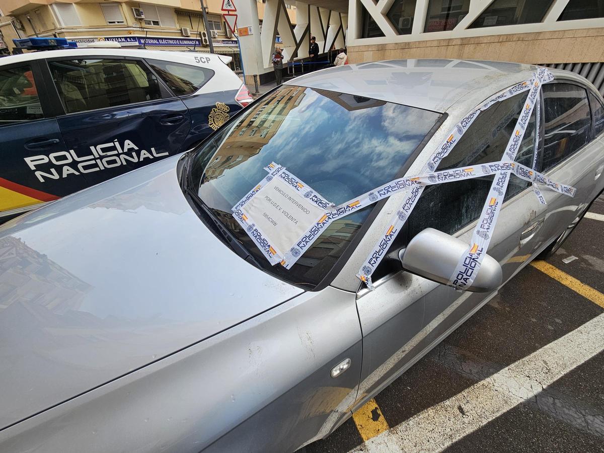 Coche relacionado con el caso que ha sido precintado por la Policía en Alicante.