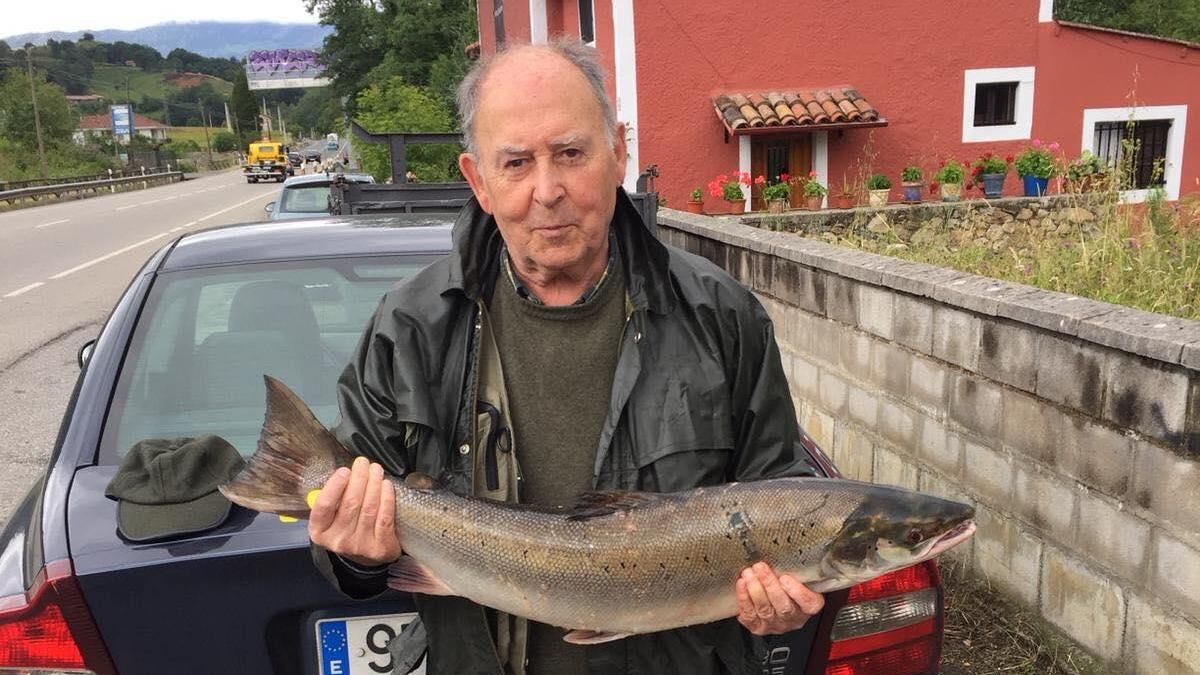 Santi Pendás con un salmón.