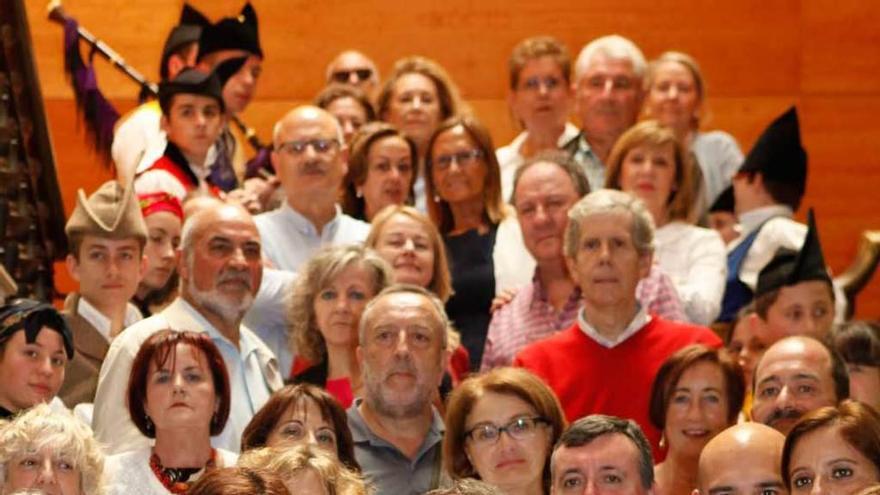 Los docentes homenajeados ayer, junto a Ana Montserrat López Moro y Jesús Martínez Salvador, en el Ayuntamiento.