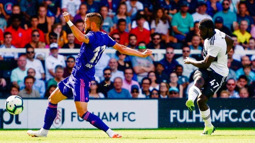 Juncà intenta interceptar el balón lanzado por Kamara  // Fulham FC