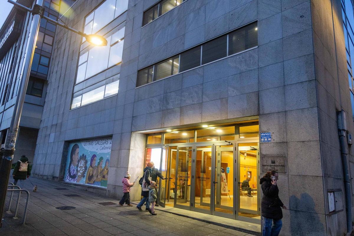 Varias persoas acceden ao Centro Sociocultural de Fontiñas, na tarde do pasado venres