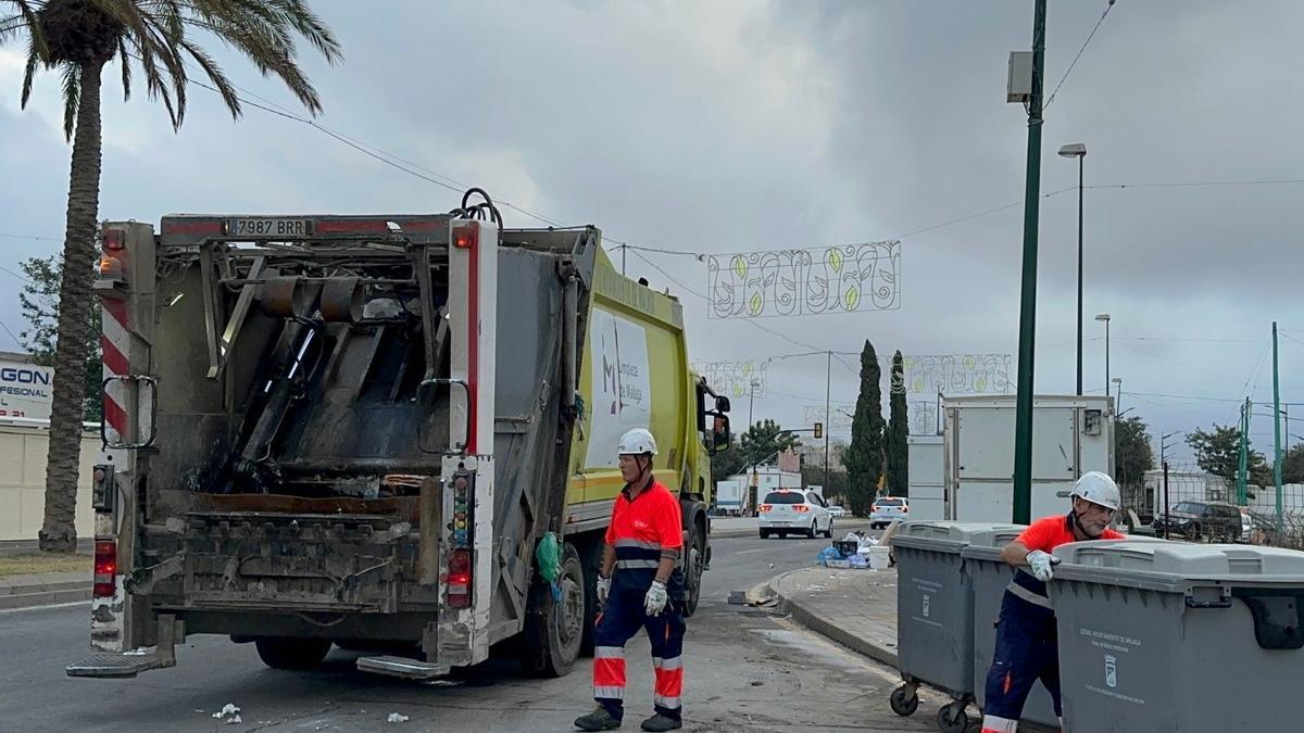 Operarios de Limasam, en plena recogida de basura en Málaga