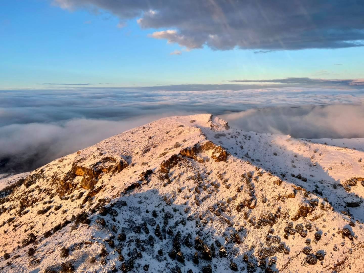 Las sierras de Mariola, Serrella y Aitana vuelven a vestirse de blanco para despedir al invierno