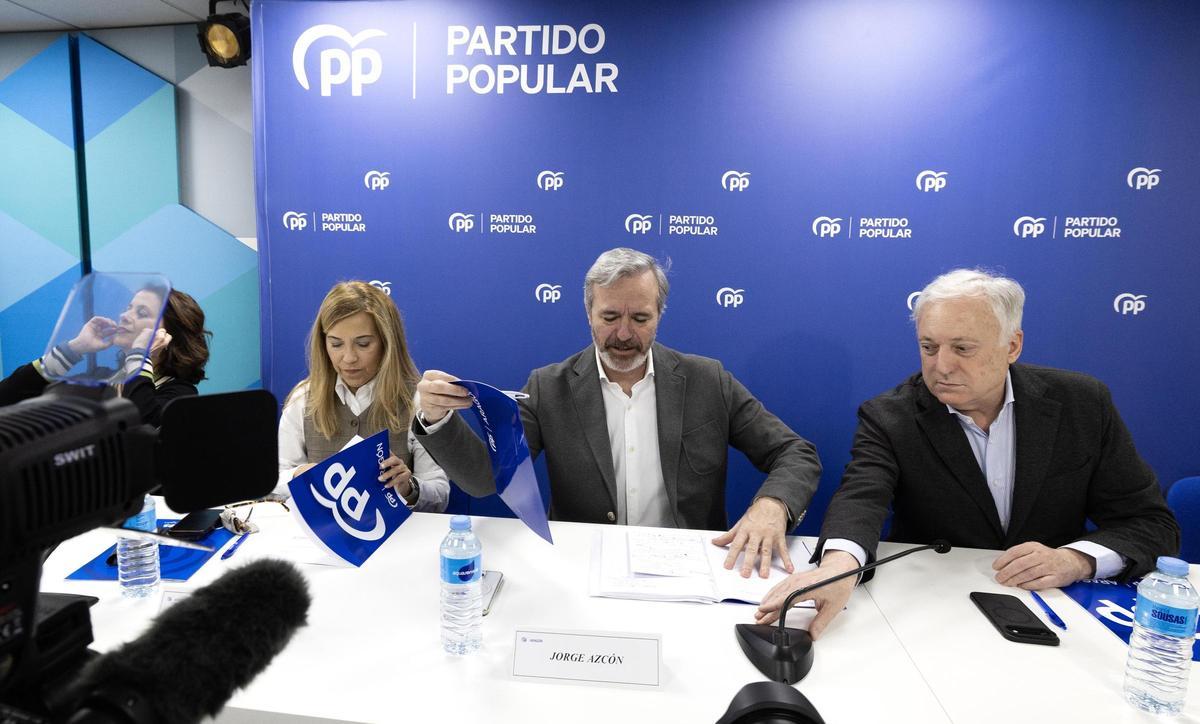 Jorge Azcón, con Ana Alós y Octavio López al comienzo de la junta del PP Aragón.