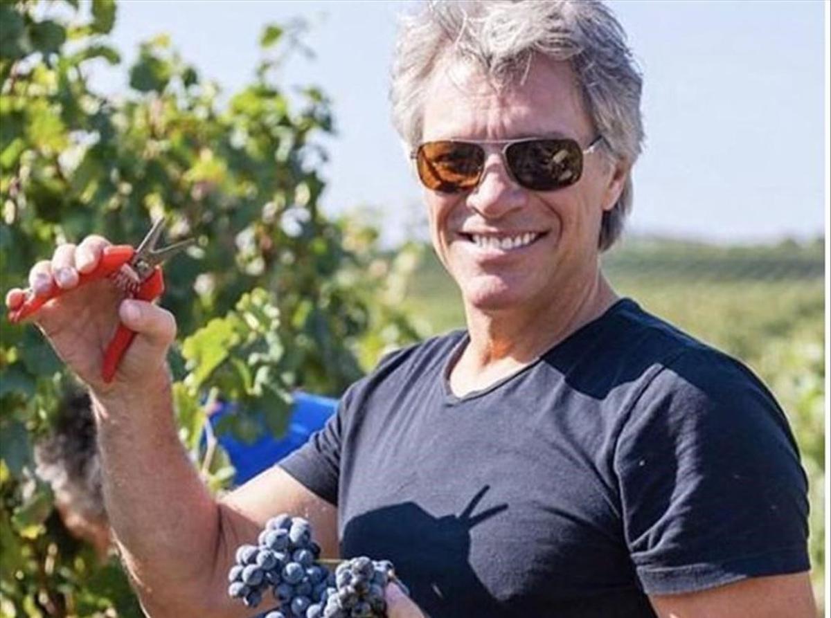 zentauroepp46128351 gente extra  jon bon jovi  wine  vino  con su hijo jesse bon181203190755