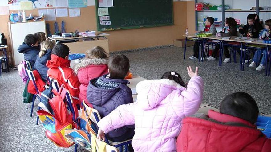 Imagen tomada ayer por los padres del colegio Clara Campoamor en una de sus aulas en la que los alumnos tienen que permanecer abrigados