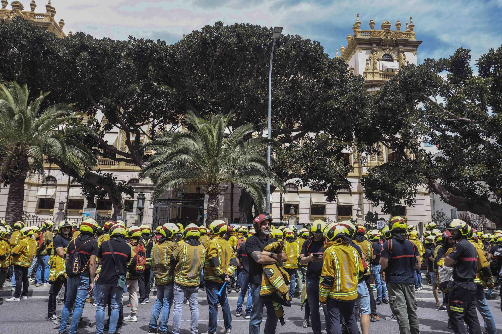 Protesta de los bomberos frente a la Diputación de Alicante
