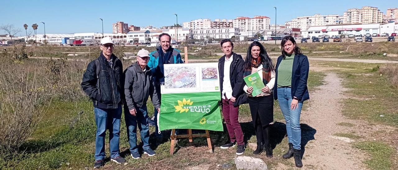 Representantes de Verdes Equo este jueves, en la zona con más alta contaminación de Repsol.