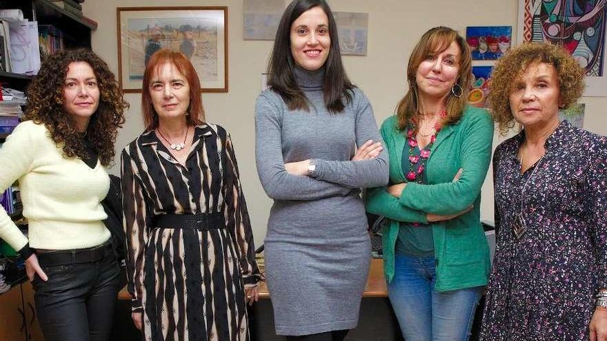 Por la izquierda, Laura E. Gómez, Yolanda Fontanil, Lucía Morán, Asunción Monsalve y M.ª Ángeles Alcedo.