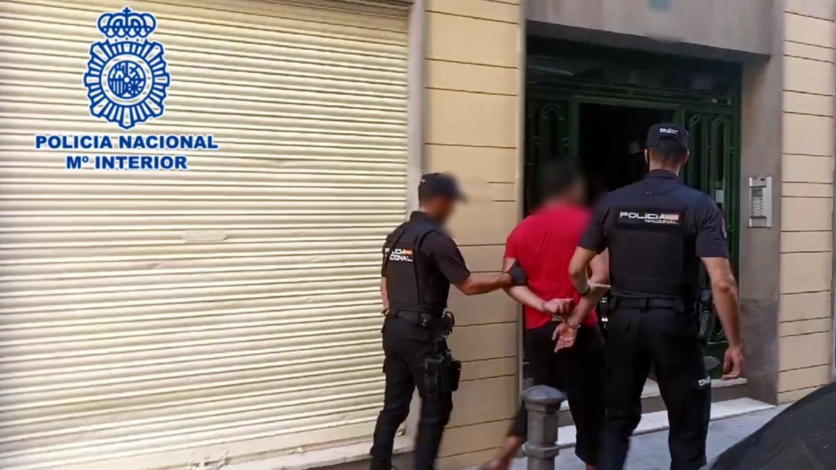 La Policía con el detenido como presunto autor del crimen de un compatriota.