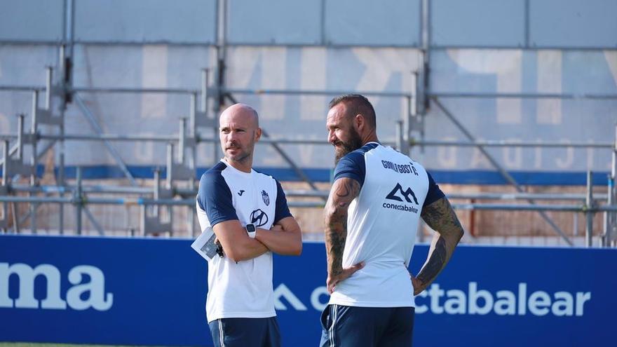 Xavi Calm y JUan Vich conversan durante el entrenamiento que ha realizado el Baleares esta mañana.