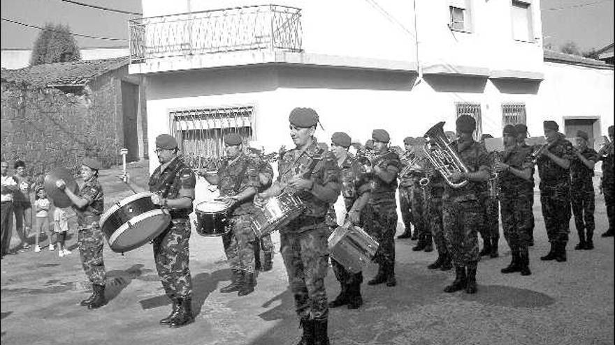 La Banda de Música del Regimiento de Ingenieros de Salamanca, ayer durante el pasacalles por Corrales