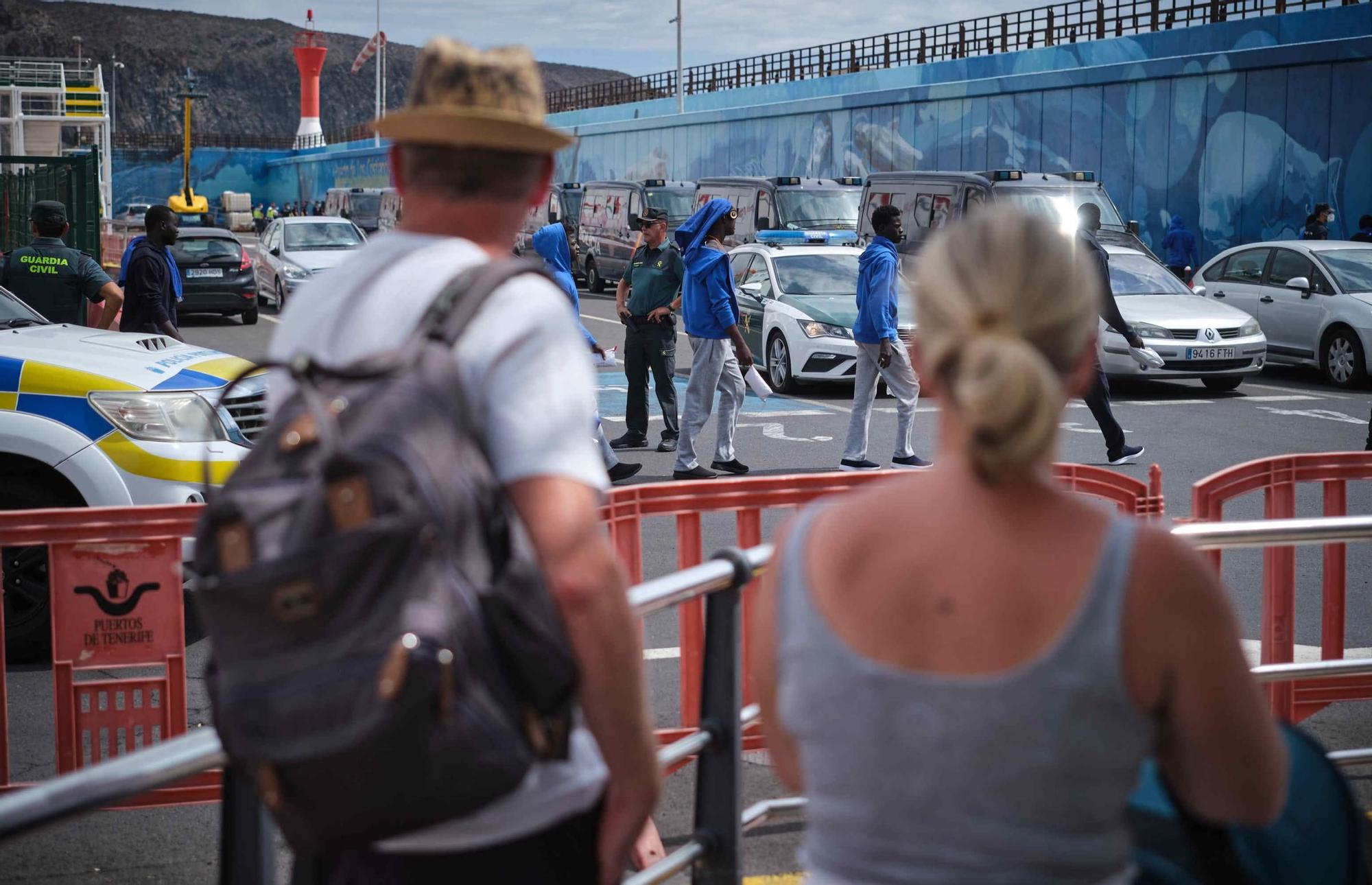 Llegada del ferry Armas con migrantes desde El Hierro