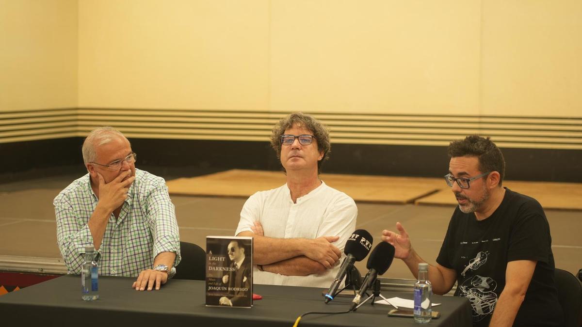 Juan Miguel Moreno Calderón, Javier Suárez Pajares y Javier Riba en la presentación del libro.