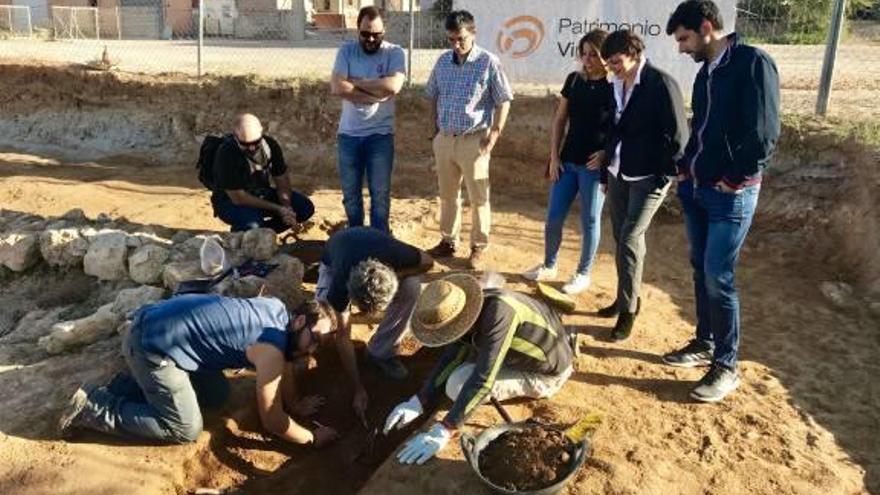 Un equipo de arqueólogos, ayer durante la campaña de excavaciones en La Picola.