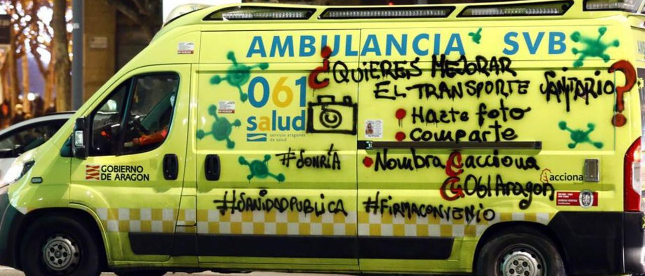 Una ambulancia del transporte sanitario de Aragón, pintada durante los meses de huelga del sector.