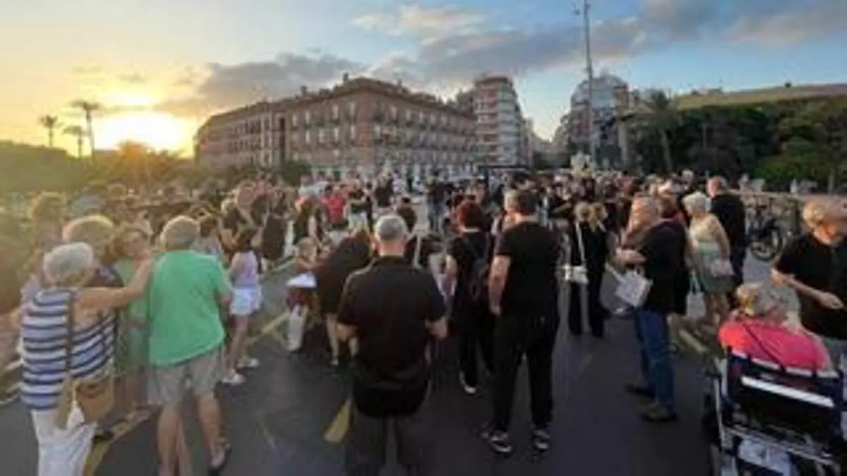 Decenas de personas 'lloran' la vuelta al tráfico en el Puente Viejo en un velatorio con flores, velas y un féretro