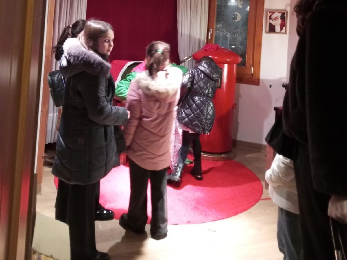 GALERÍA | Visitas de los niños y niñas al elfo de Papá Noel en Benavente