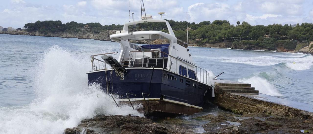 El barco, con el nombre ‘Reina I’, está embarrancado delante de una playa de Portals Nous. | J.L.IGLESIAS