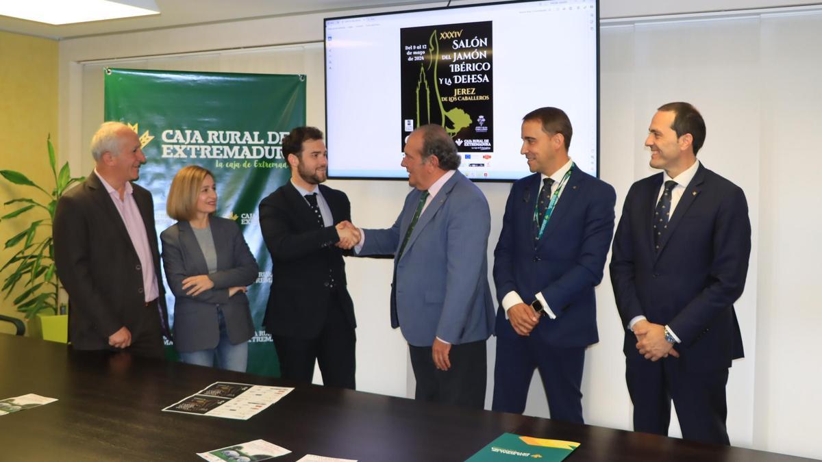 El alcalde de Jerez de los Caballeros y el presidente de Caja Rural de Extremadura se dan la mano tras la firma del convenio de colaboración.
