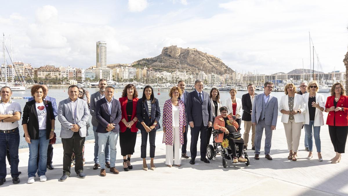 El candidato socialista a la reelección en la Generalitat, Ximo Puig, en el centro de la imagen, acompañado por la lista autonómica del PSPV por la provincia de Alicante