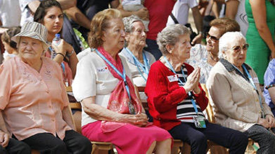 Reunión popular en Castrelos organizada por la Asociación de Familiares de Enfermos de Alzhéimer // J. SANTOMÉ