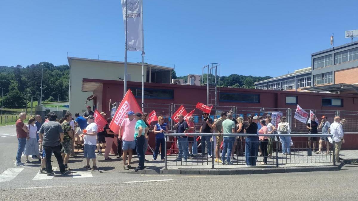 Trabajadores de Nestlé en Sebares durante la protesta de este miércoles.