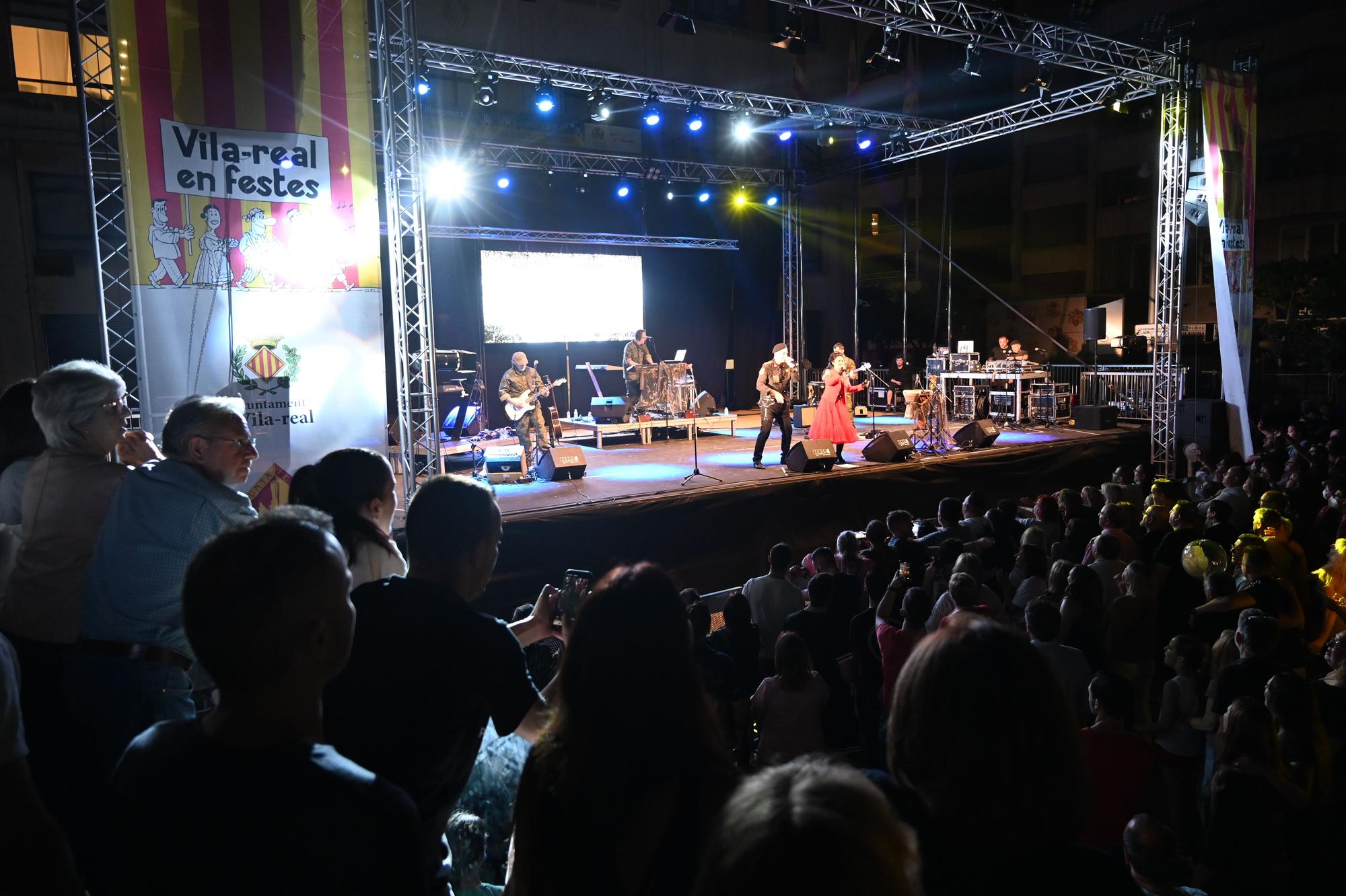 La música de los 80 y 90 llena de energía la plaza Major de Vila-real