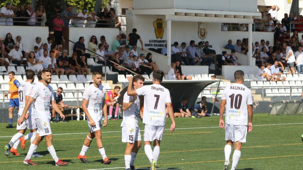 Imagen de archivo de un partido en el campo de Santa Eulària.