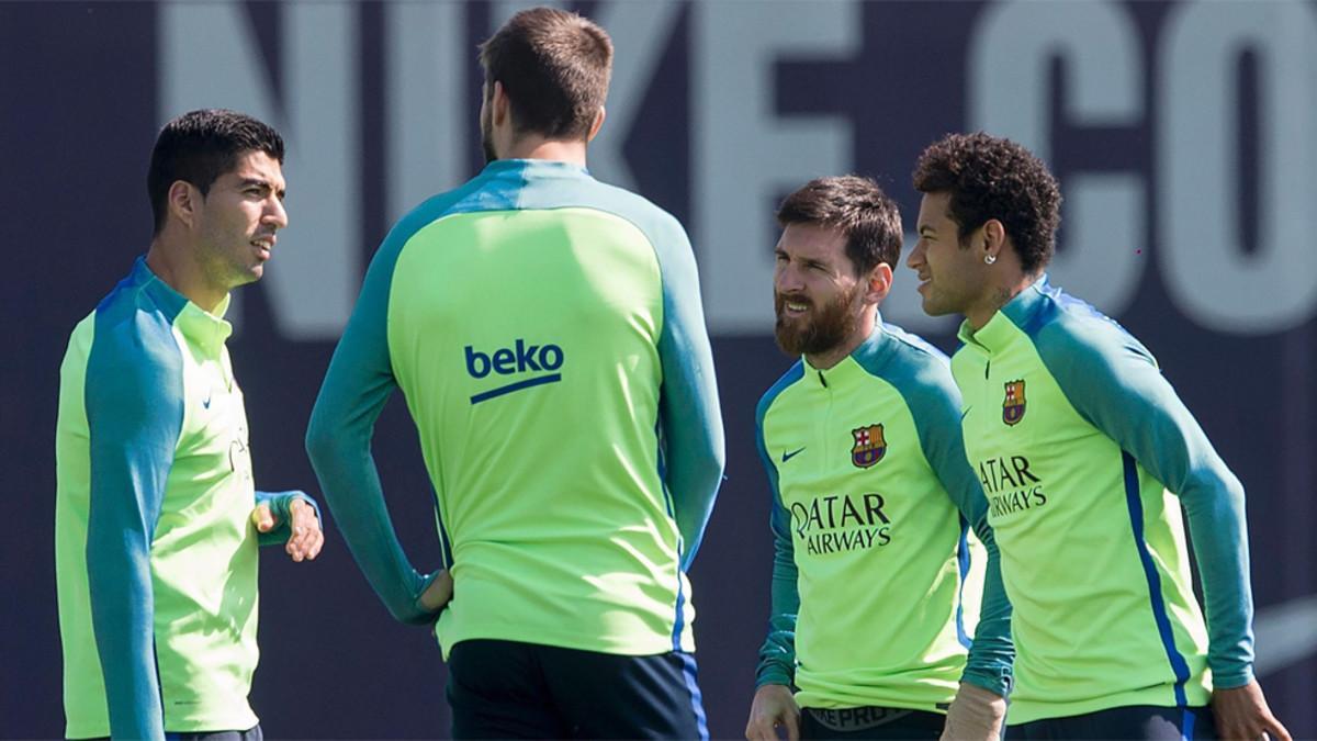 Luis Suárez, GerardPiqué, Leo Messi y Neymar Junior en un entrenamiento del FC Barcelona en la semana del clásico contra el Real Madrid. Al final, Neymar no entró en la lista de Luis Enrique