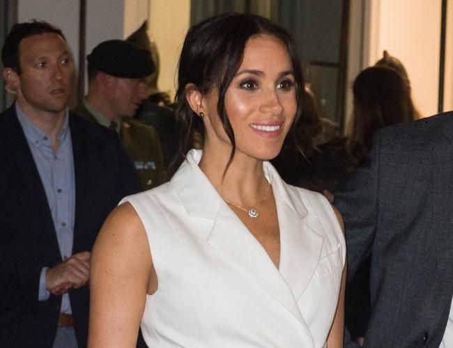 Meghan Markle con vestido blanco estilo esmoquin en Nueva Zelanda