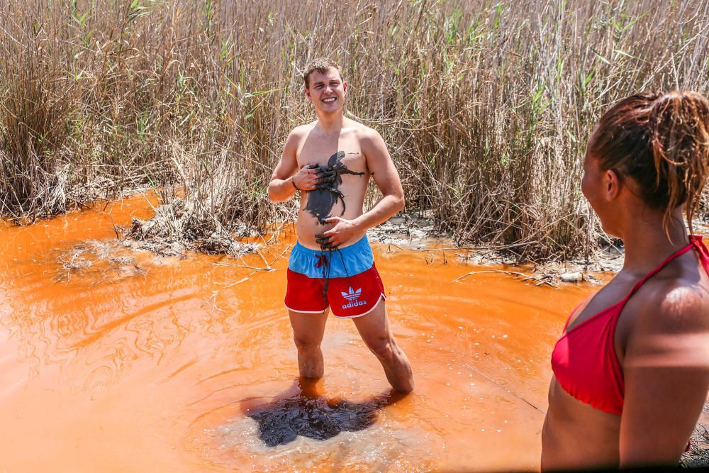 Baños de sol y sal en la laguna rosa de Torrevieja