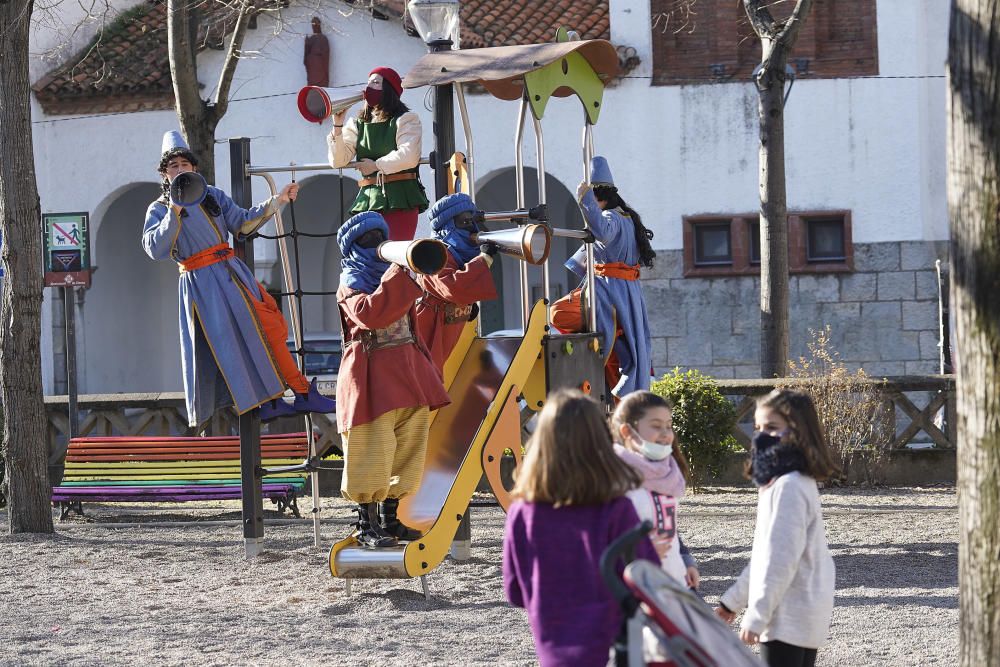 Els patges reials porten la màgia als barris de Girona