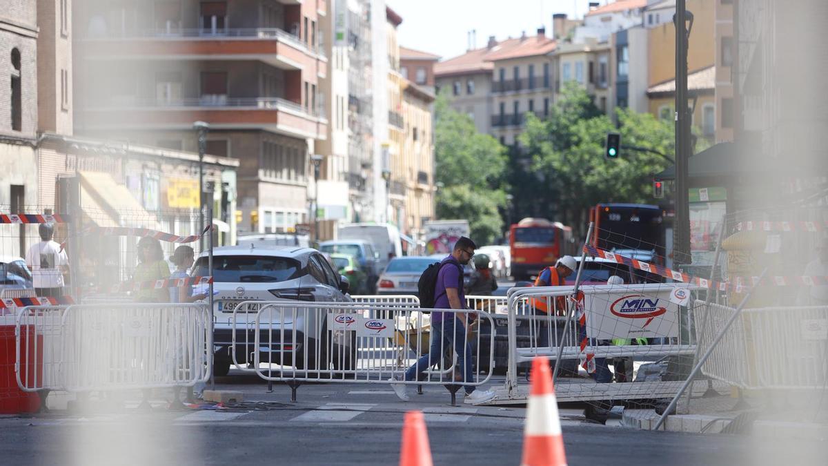 Obras en el cruce entre el Coso y la plaza San Miguel de Zaragoza, este jueves.