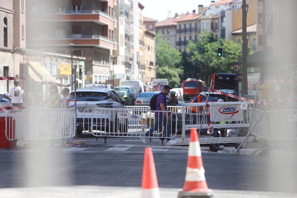 Obras en el cruce entre el Coso y la plaza San Miguel de Zaragoza, este jueves.
