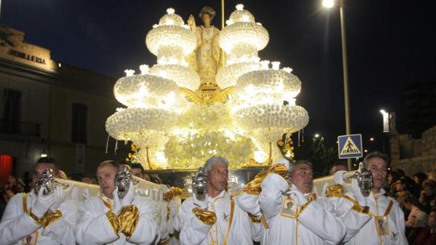 El trono de San Juan durante la procesión de ayer