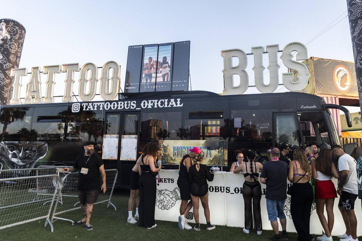 El bus de tatuajes ubicado en el interior del recinto.