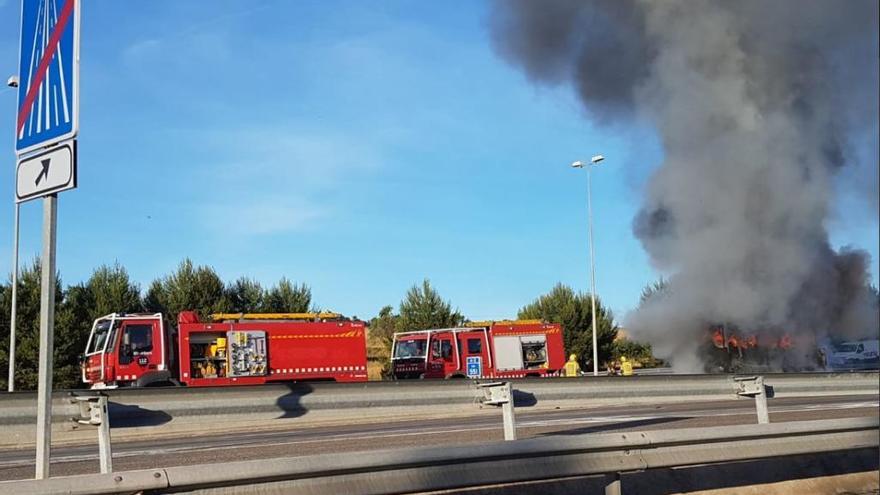 Crema el remolc d&#039;un camió que transportava plàstics, a l&#039;A-2, a Jorba