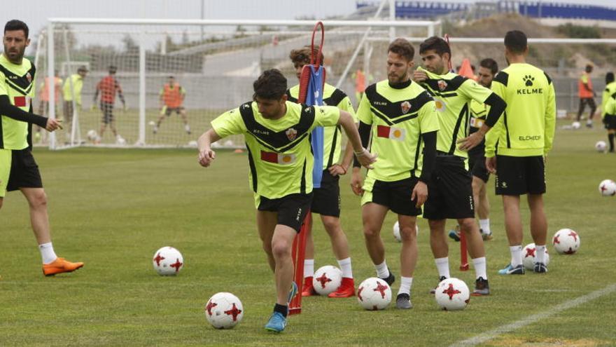 Los jugadores del Elche, durante el entrenamiento de esta mañana