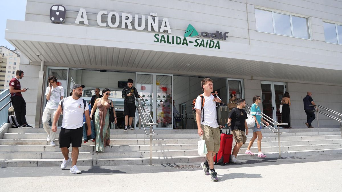 Usuarios del tren salen de la estación este lunes