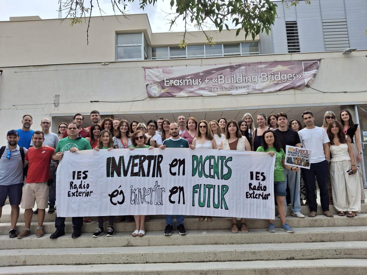 La asamblea de docentes del IES Radio Exterior, en una concentración este jueves, previa al final de curso