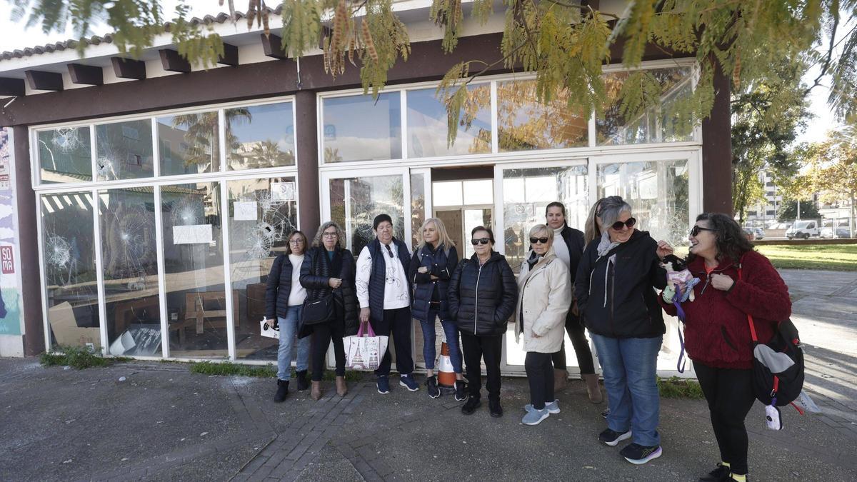 Vecinas de Son Gibert y del Rafal posan junto al quiosco vandalizado.