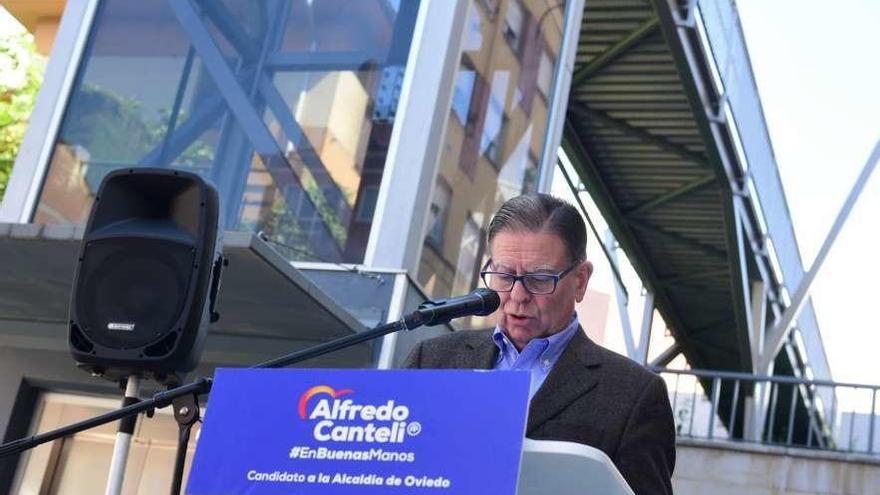 Alfredo Canteli, presentando ayer su plan de movilidad en Ciudad Naranco.