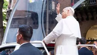 León XIV recorre el Eixample en papamóvil entre aclamaciones hasta la Sagrada Familia