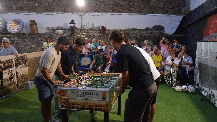 Arucas recupera la memoria del Estadio Insular con un futbolín