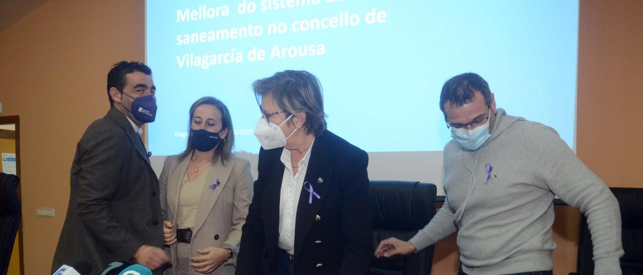 El delegado de la Xunta, las conselleiras Ethel Vázquez y Rosa Quintana y el técnico que presentaron el proyecto en el Intecmar, ayer.